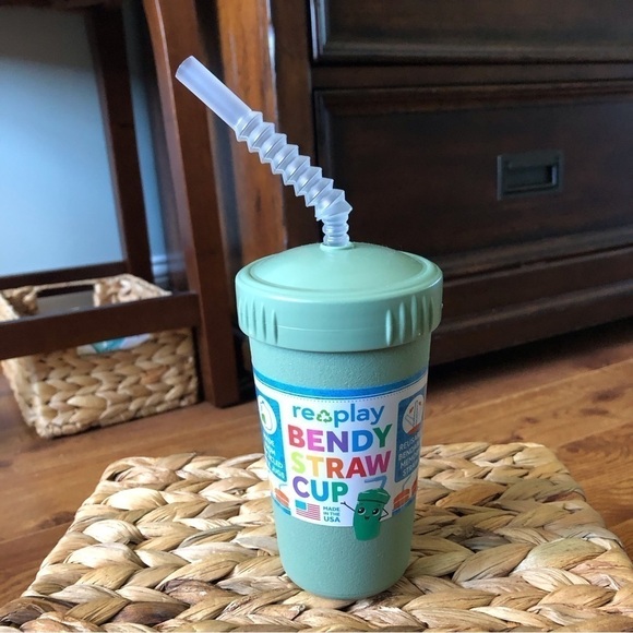 Replay Bendy Straw Cup in green (comes with a pack of Disney Stickers) - Picture 1 of 1